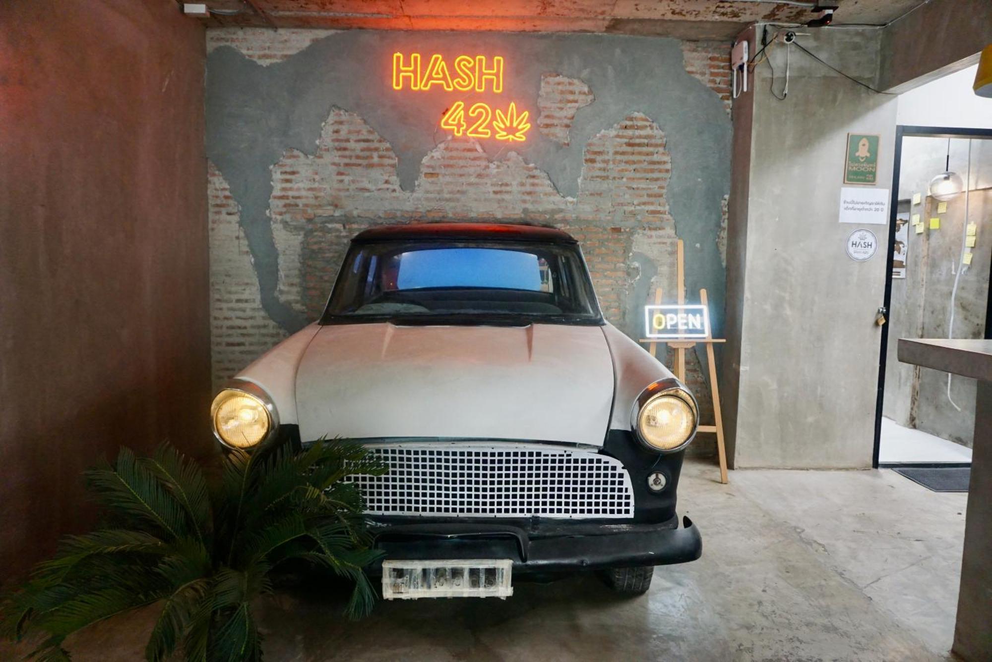 Hash Apartment With Unique Chill Design At Silom Soi 3 Bangkok Buitenkant foto